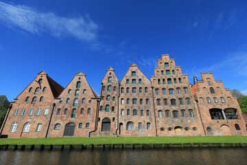 Historische Speicherh&auml;user am Traveufer in L&uuml;beck unter klarem, blauem Himmel