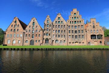 Historische Speicherh&auml;user am Traveufer in L&uuml;beck unter klarem, blauem Himmel