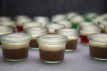 Schokopudding  im Glas mit heller Sauce, schokoladenpudding