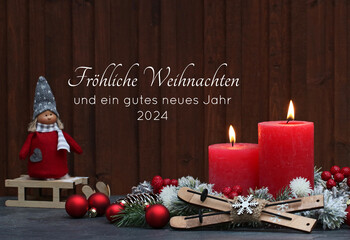 Weihnachtskarte: Rustikale Weihnachtsdekoration mit Kerzen und Weihnachtskugeln in den Farben weiß...