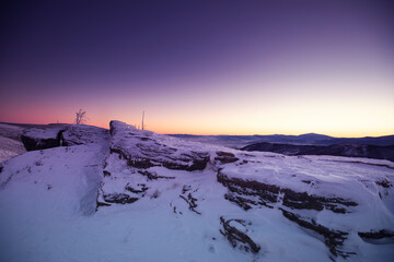 Krajobraz zimowy w górach, fioletowy wschód słońca