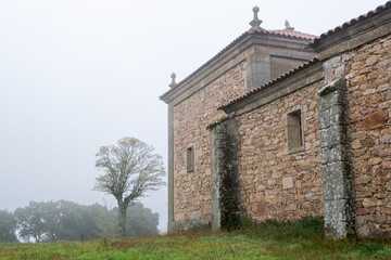 Fototapeta premium Ermita del Castillo de Fariza en un día de niebla, Zamora, Castilla y León