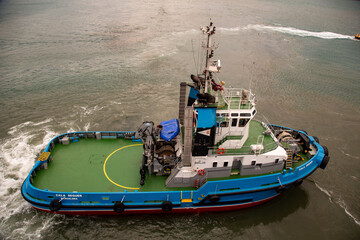 Schlepper schiebt großes Schiff