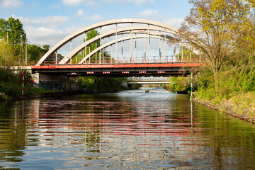 Obraz premium Berlin mit Brücke Baumschulenweg, vom Floß
