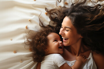 Lachende Mutter mit ihrem glücklichen Kind im Bett (Durch AI generiert)