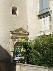 Fototapeta na wymiar Roses jaunes et vieille maison en pierre