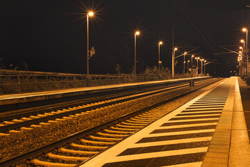 Bahn - Bahnhof - Nacht - Zug - Bahnsteig - Laternen - Train Station - Night -  Railway - Empty - Lantern