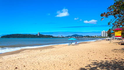 guarda-sol na praia de  Balneário Piçarras, Santa Catarina, Brasil  