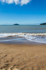  ondas da praia de  Balneário Piçarras, Santa Catarina, Brasil ao fundo a Ilha feia