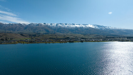 Obraz premium Panoramic aerial droneviews of Lake Dunstan and its mountainous shoreline in central Otago