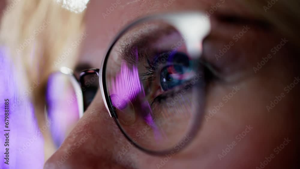 Aufkleber woman analyst visualizing kpis on computer dashboard
