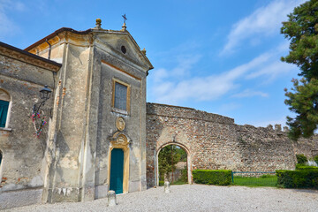 Schöner blick auf die Schlosskappelle in der Historische Altstadt in Castellaro Lagusello,...