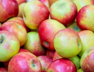 Fototapeta na wymiar Apples at the market display stall