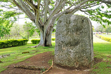 A large rock on Tonga ʻknown  as the 'stone to lean against' (Esi maka faakinanga) because it was believed that when the king was seated with his back against the rock, he was safe from assassins.