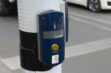Naklejka premium Traffic light switch button installed on the pole on the sidewalk for pedestrians.