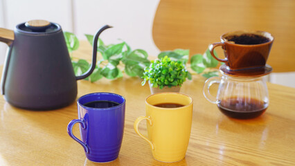 ペアのマグカップ｜ダイニングテーブルでドリップコーヒー