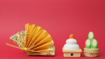日本のお正月イメージ｜鏡餅・門松と赤い背景