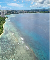 에매랄드빛 파도와 바다