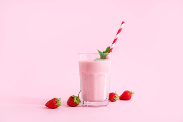 Glass of tasty strawberry smoothie on pink background - obrazy, fototapety, plakaty