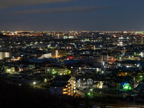 高台から眺める大阪の夜景 © しょこまろん