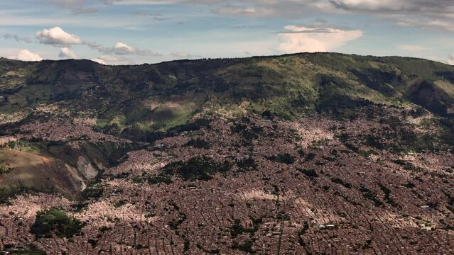 Video realizado desde San Felix, en el Municipio de Bello, en el que se puede apreciar a Medell&iacute;n casi totalmente, ademas de municipios vecinos.