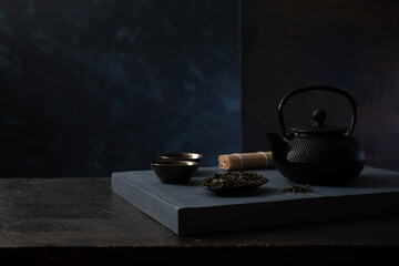 set per la tradizionale cerimonia del tè su sfondo scuro