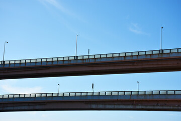 青い空に浮かぶ高速道路の高架