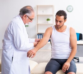 Obraz premium Young male patient visiting experienced doctor