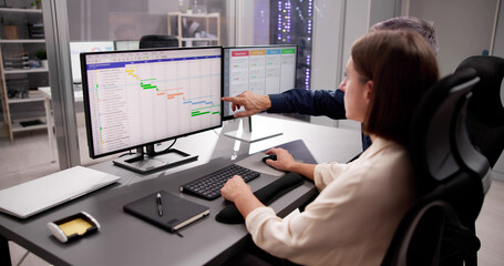 Fototapeta na wymiar Efficient Woman Monitoring Schedule and Gantt Using Kanban on PC