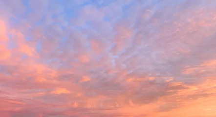 Fotobehang Stimmungsvolles Abendrot und leuchtende Wolkenfelder am Abendhimmel © ARochau