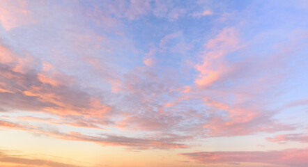 Abendhimmel mit Wolken in blauen und rötlichen Pastellfarben nach Sonnenuntergang - obrazy, fototapety, plakaty