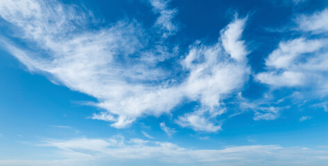 Mittelhohe Wolkenfelder am blauem Himmel