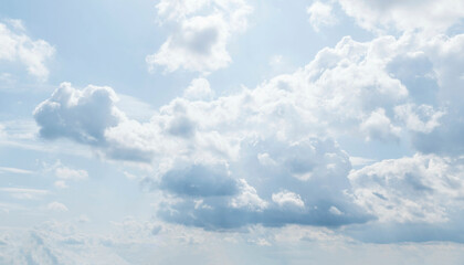 Wolkiger Himmel mit aufquellenden Schauerwolken im hellen Sonnenschein
