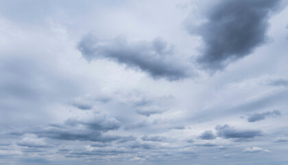 Bedeckter Himmel mit unterschiedlichen Wolkenformen, Regenwetter