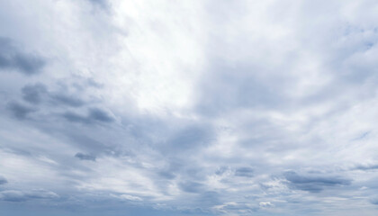 Bedeckter Himmel mit unterschiedlichen Wolkenformen, Regenwetter am Horizont