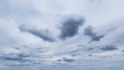 Bedeckter Himmel mit unterschiedlichen Wolkenformen, typisch für trübes Regenwetter