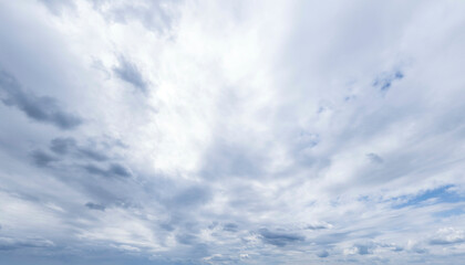 Bedeckter Himmel mit Aufhellungen und unterschiedlichen Wolkenformen, Regenwetter am Horizont