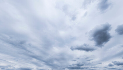 Himmel mit Wolken, typisch für trübes, windiges Regenwetter