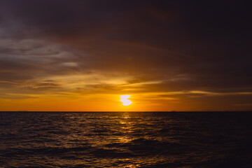 Obraz premium 바다에서 바라보는 구름과 일몰