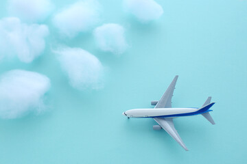 青空を飛ぶ飛行機と雲