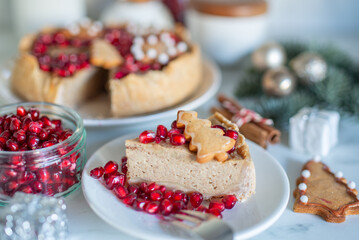 Christmas cheesecake with gingerbread base - obrazy, fototapety, plakaty