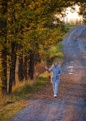 Foto scattata al tramonto nelle colline attorno a Tassarolo durante il periodo autunnale ad una ragazza sorridente.