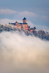 Vue sur le château du Haut-Koenigsbourg au-dessus des nuages en Alsace, France.
