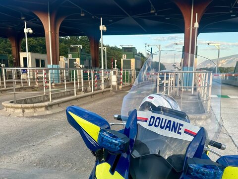 Moto de la Douane fran&ccedil;aise au p&eacute;age