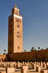 Fototapeta na wymiar La mosche e il minareto di Koutoubia. Medina di Marrakech. Marocco