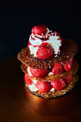 Dessert gâteau croustillant fraises crème chantilly