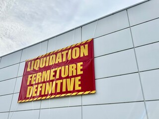 Panneau de liquidation sur un commerce