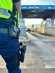 Forces de l'ordre contrôlant à un péage