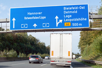 Hinweistafel auf Autobahn 2, Ostwestfalen/Lippe, Bielefeld-Ost in Richtung Hannover - obrazy, fototapety, plakaty