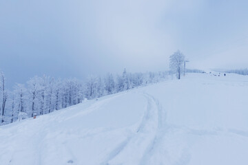 Górzysty krajobraz zimowy, biały śnieg, Beskidy